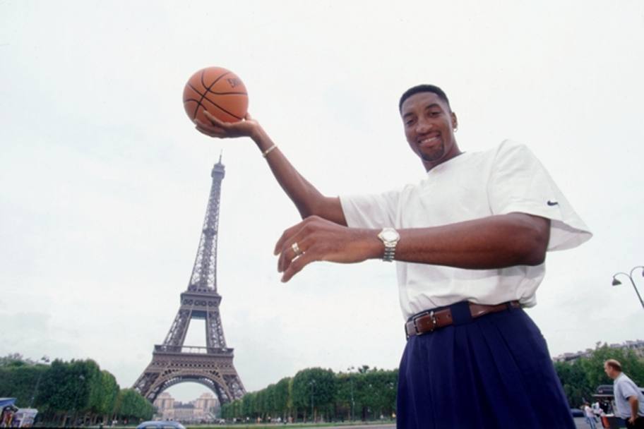 Scottie Pippen davanti alla Torre Eiffel a Parigi nel 1997